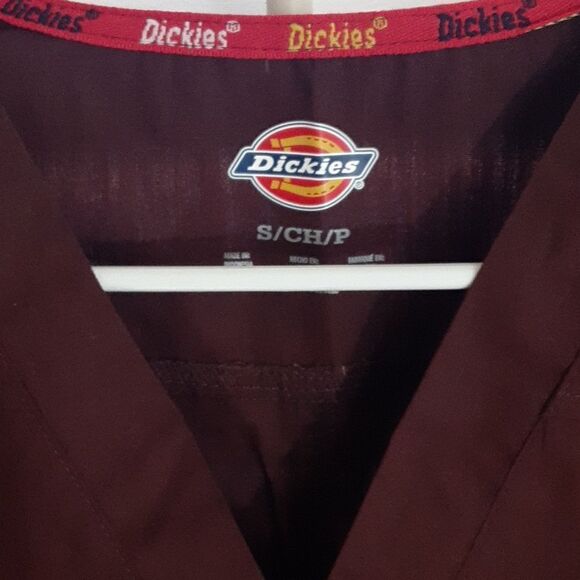 Dickies Men's EDS Signature V-neck Scrub Top, Sz Small, color Wine, NWOT - Picture 5 of 9